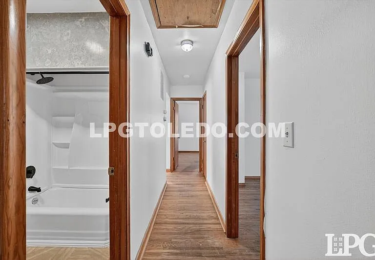 1525 Akron St — Photo 16