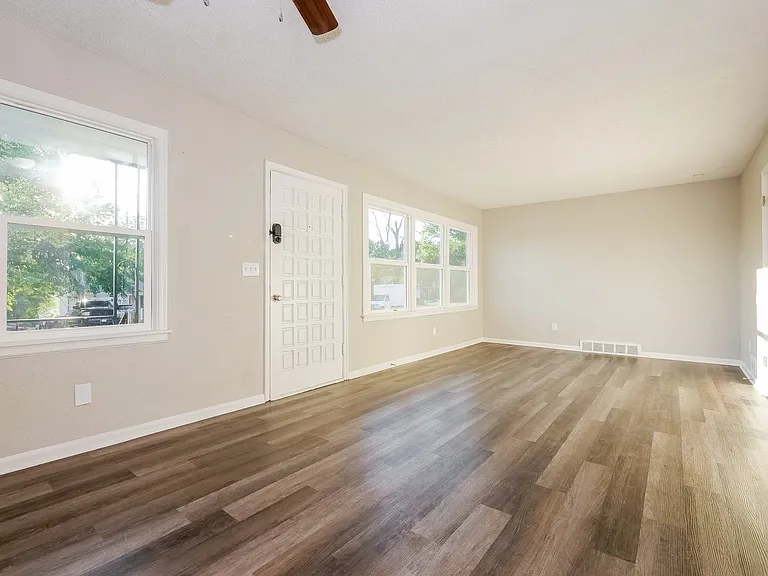 1692199_019_living_room_13184127.jpg