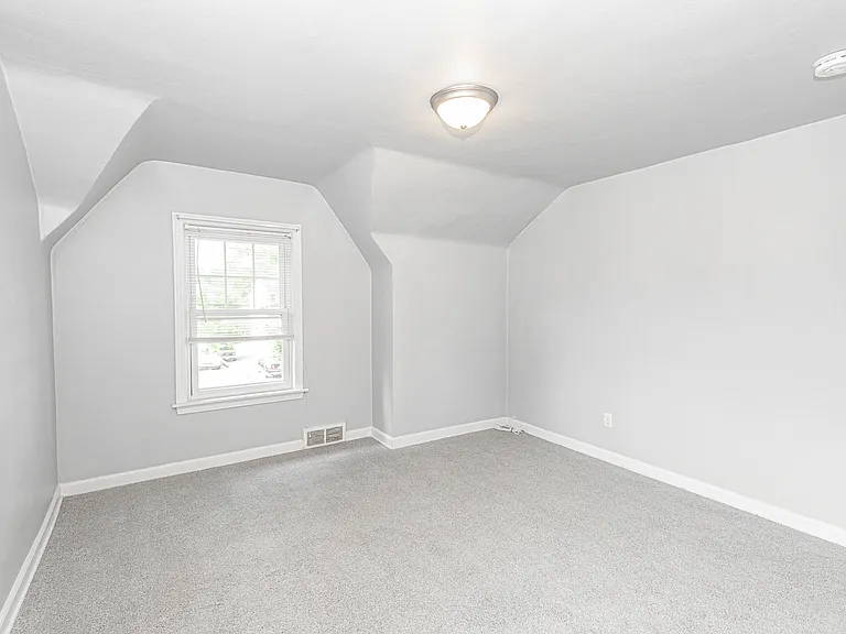 1104 Shadycrest Dr — Photo 4