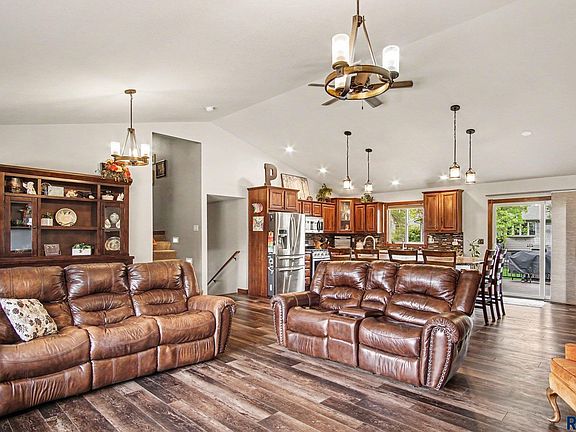 5th image of 915 Twin Oaks Dr