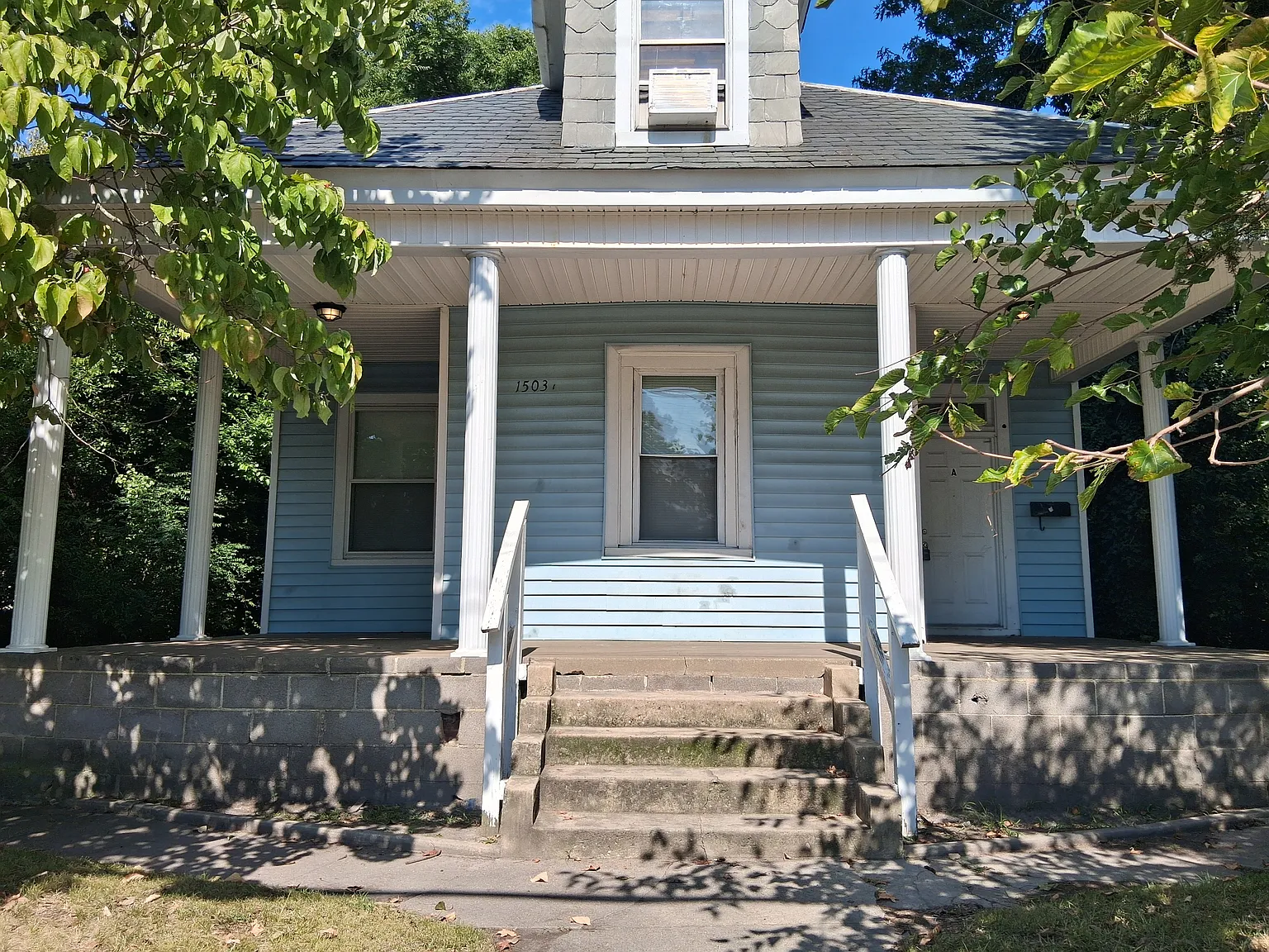 3 bed, 1.5 bath, 900 sqft, $1,095 — Photo 1