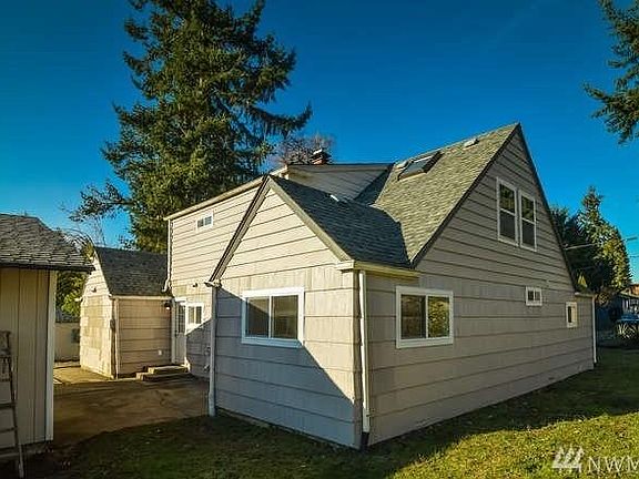 4th image of 2411 Lincoln Ave SE