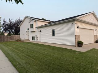 3306 Washington St S, Fargo, ND 58104