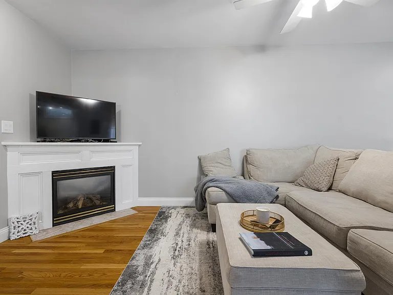 734 E 6th St #3 — Photo 4