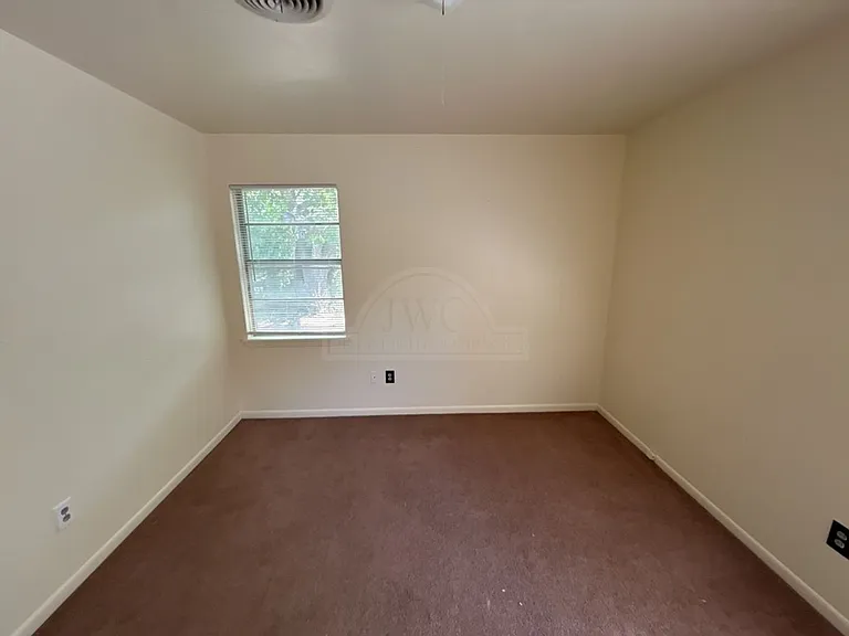208 Oak St — Photo 9
