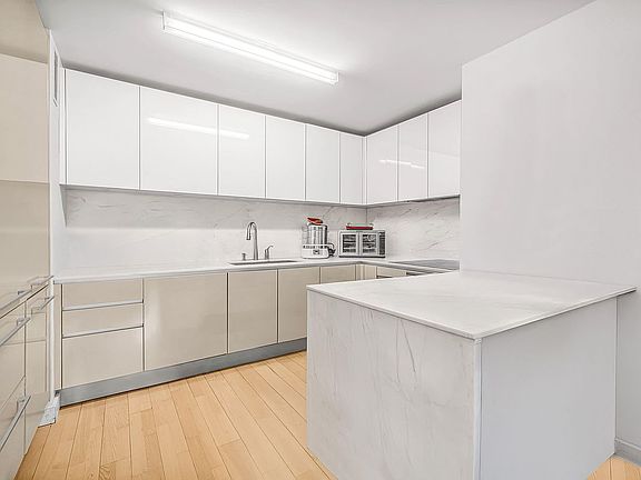 3rd image of 322 W 57th St APT 42K