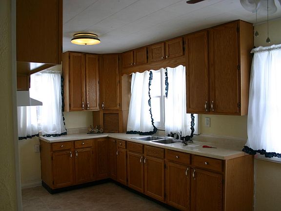 3rd image of 183 Spaulding Ave W
