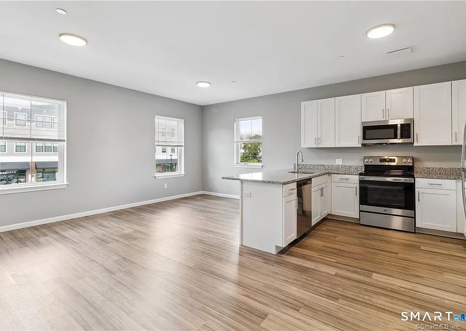 10 Steele Blvd #203