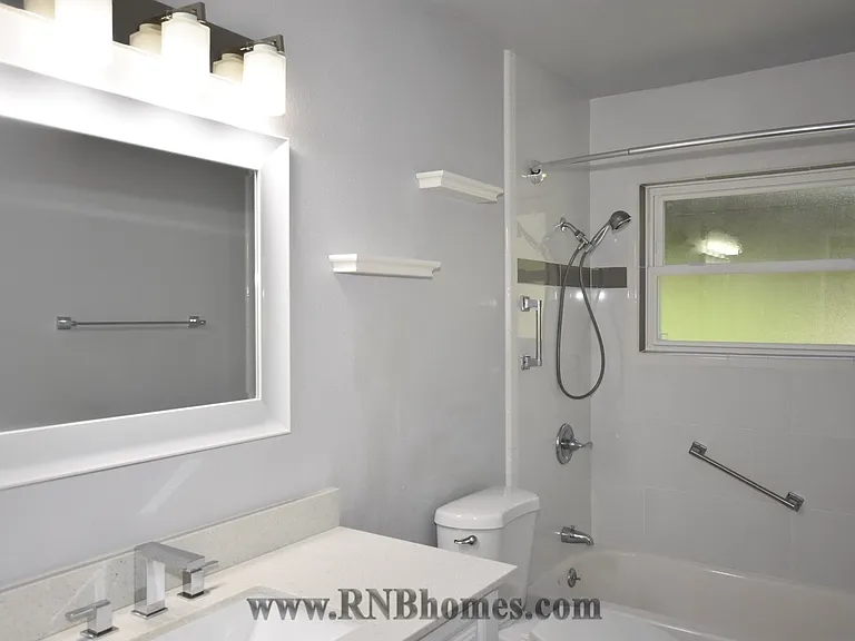 415 Sutton Pl — Photo 11