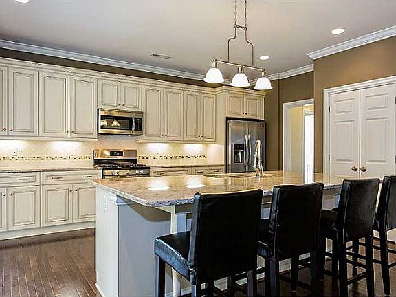 5th image of 209 Bridlewood Ln