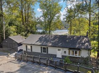 175 Lakeside Dr, Belvidere, NJ 07823
