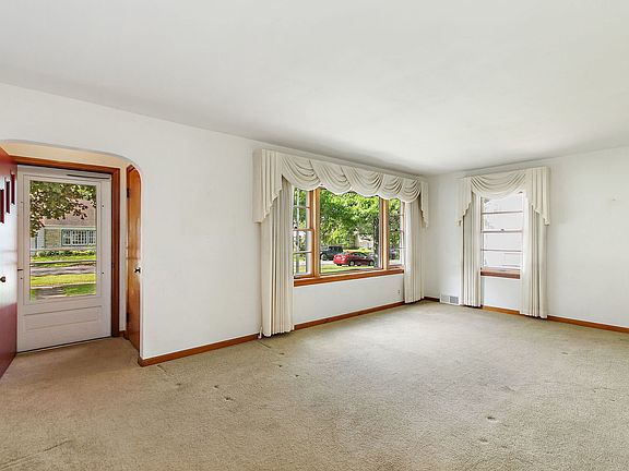 5th image of 3908 Oak Ave