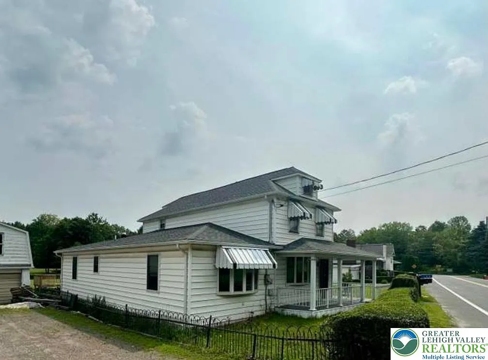 5 bed, 2.5 bath, 2676 sqft, $2,100 — Photo 2