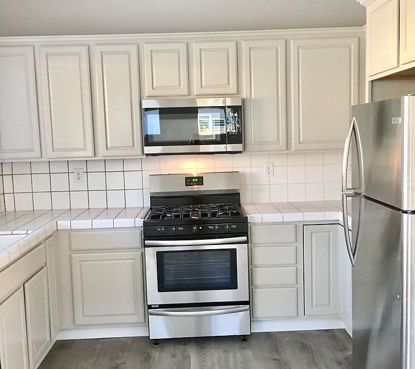 1st image of 220 Bloomfield Ct