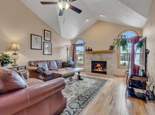 7733 W Lake Pointe Dr, Franklin, WI 53132