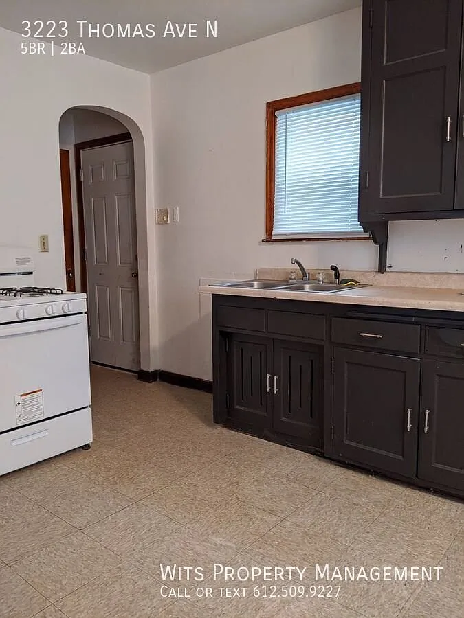 Beautiful 5 Bedroom, 2 Bathroom Home — Photo 4