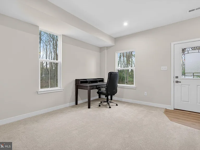 54 Sidney Ln — Photo 8