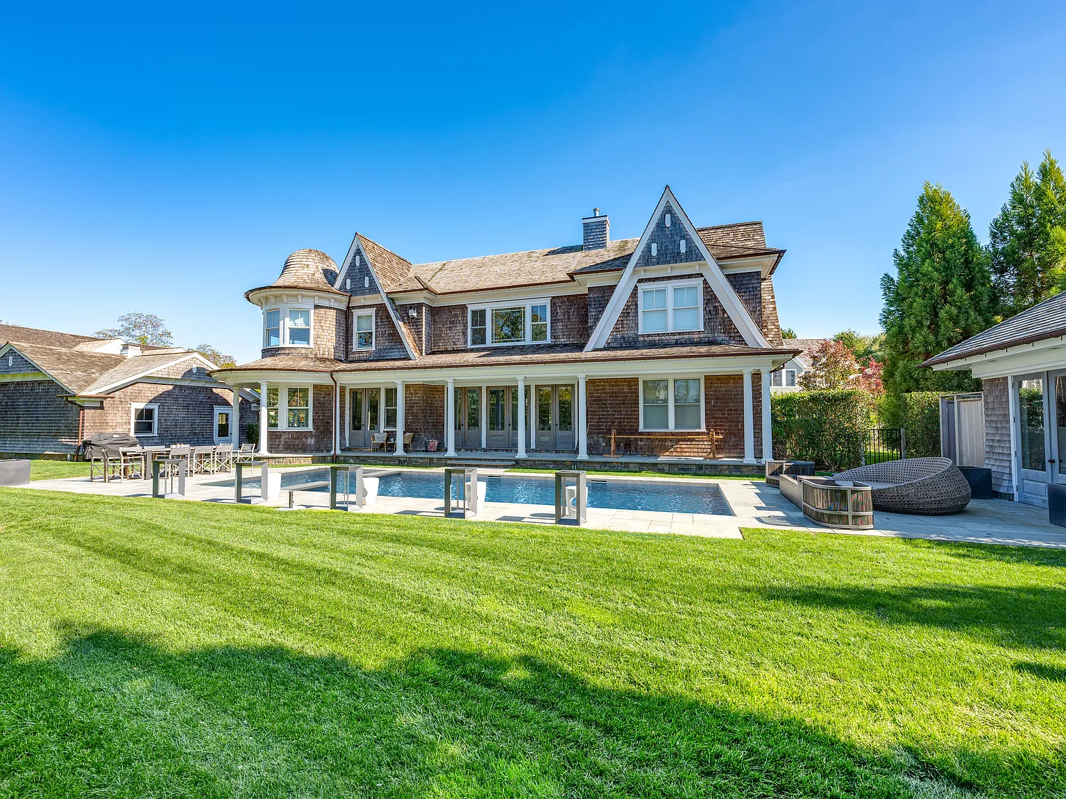 Fabulous New House south of the highway in Quogue — Photo 2