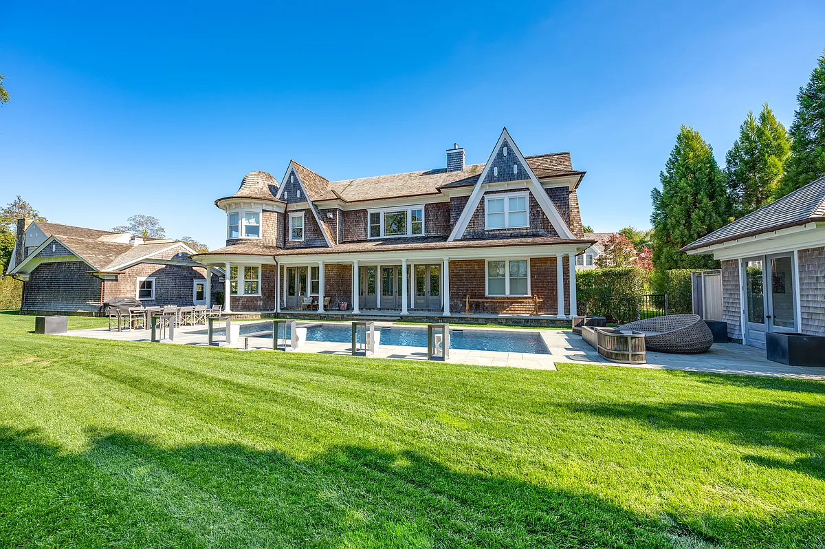 Building Photo - 52 Quogue St #2