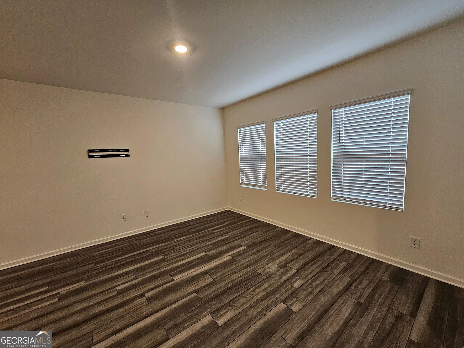 3 bed, 2.5 bath, 1652 sqft, $1,950 — Photo 2