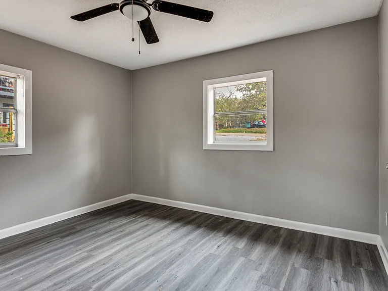 1612 Woodview Dr — Photo 7