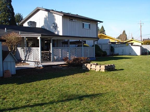 Large lot, covered back patio