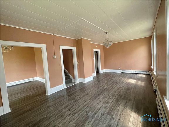5th image of 925 Forsythe St