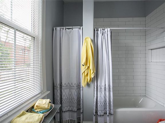 4th image of 3128 Parkwood Ave #B