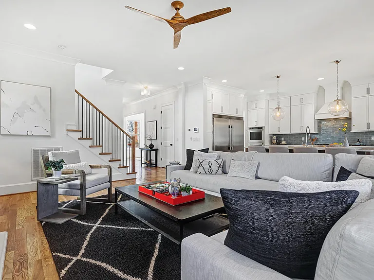 2852 Dorchester Pl — Photo 9