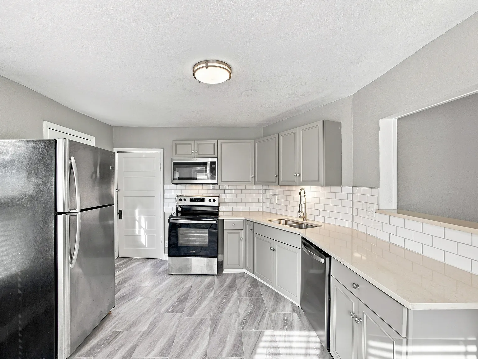 2 bed, 760 sqft, $1,600 — Photo 4
