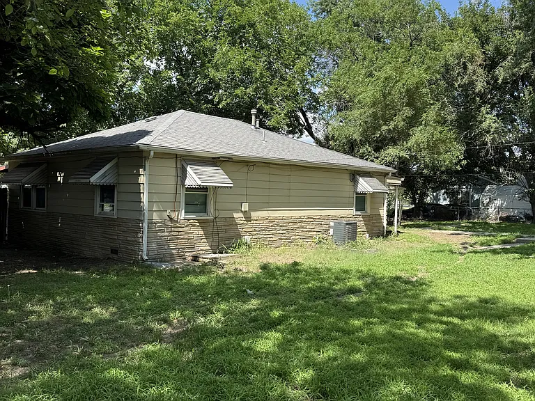 W Southerland St — Photo 17