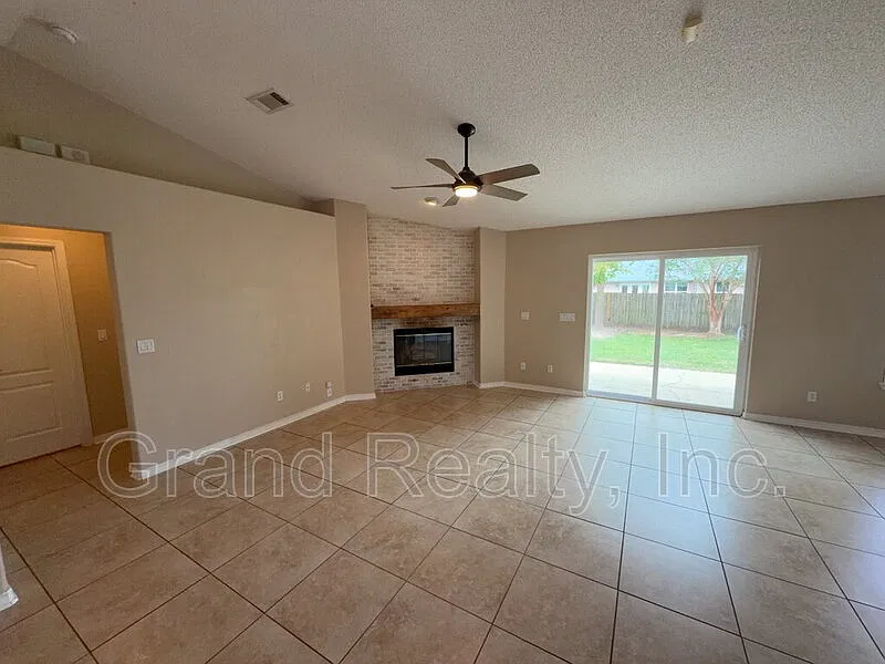 3 bed, 2.0 bath, 1654 sqft, $1,895 — Photo 4