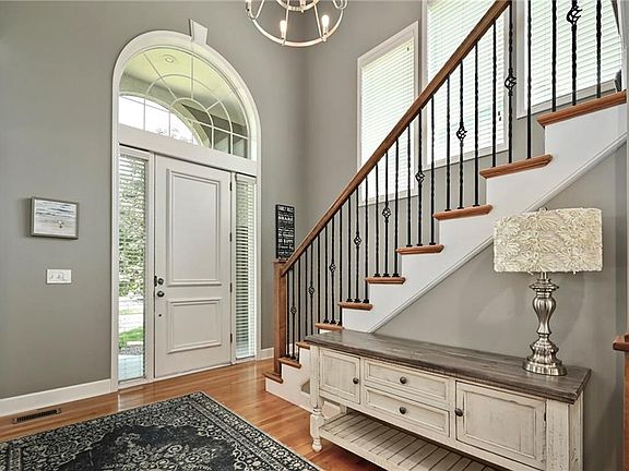 3rd image of 15619 Linden Ln