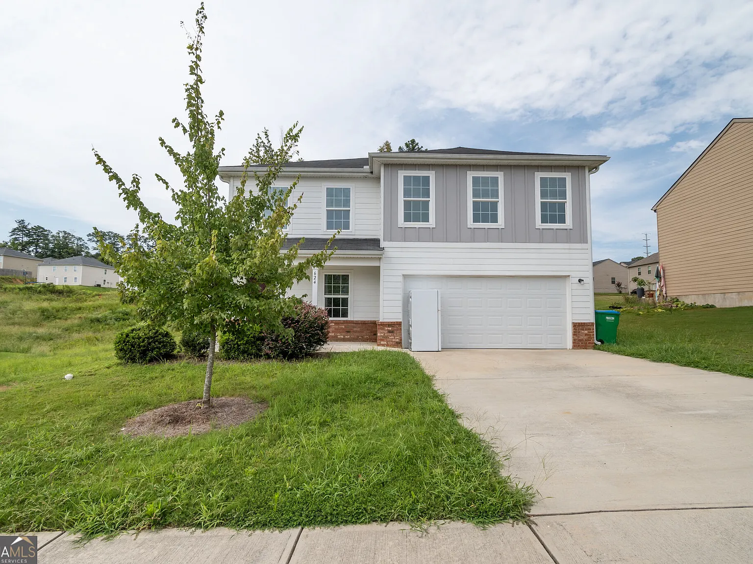 4 bed, 2.5 bath, 2341 sqft, $1,900 — Photo 2