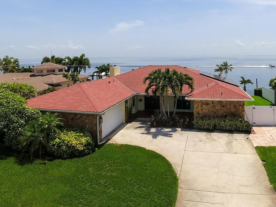 3700 Coquina Key Dr SE