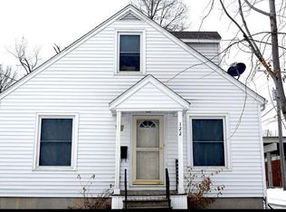 122 35th St NE, Cedar Rapids, IA 52402