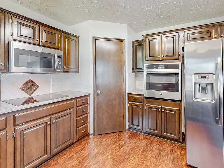 4004 S Maple Ave — Photo 9