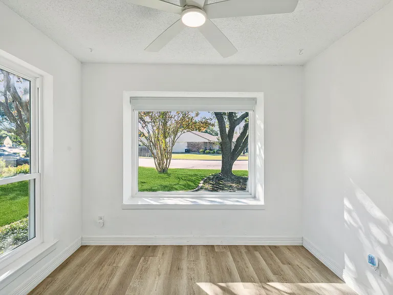 849 N Riverside Dr — Photo 11