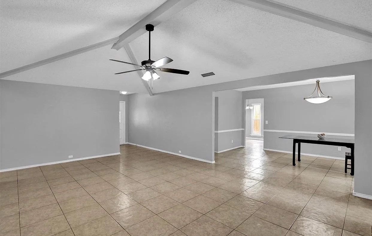 1113 Roaring Springs Dr — Photo 3