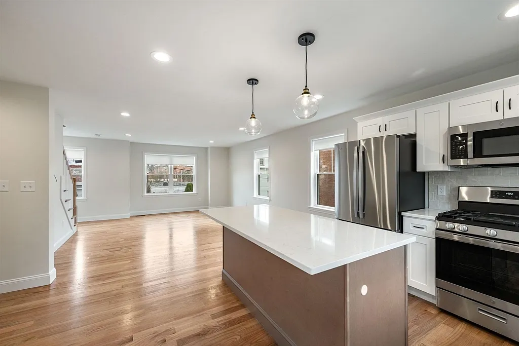 3 bed, 2.5 bath, 1600 sqft, $3,400 — Photo 2