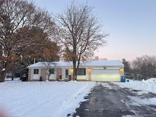 869 Cedar Bay Ct, White Lake, MI 48386