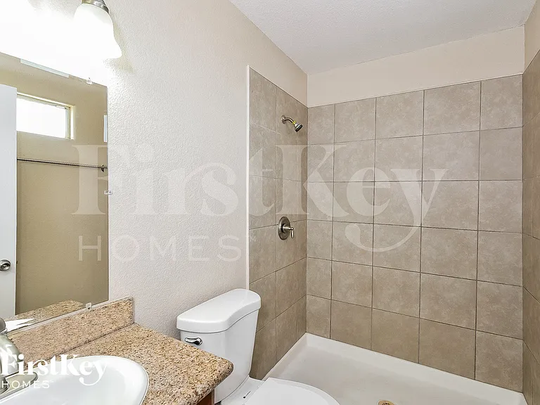 301 Kings Ave — Photo 8