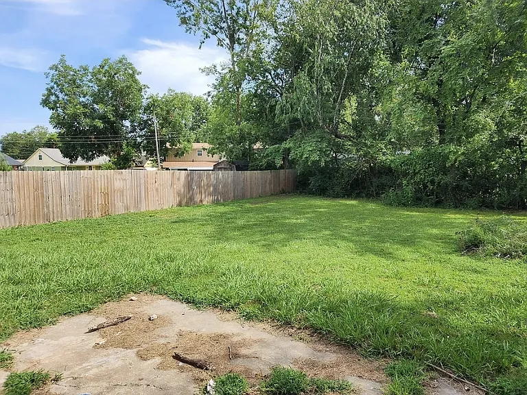 4508 Windsor Dr — Photo 2