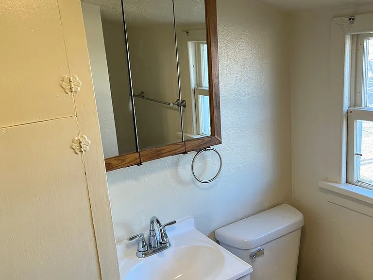 612 W 11th St | Tenant Pays Electric Only — Photo 12