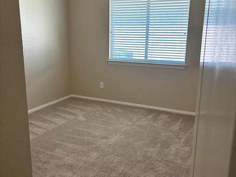 Bedroom #3. New Ceiling Fan
13.5'x12'