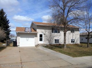 782 28th St W, Dickinson, ND 58601