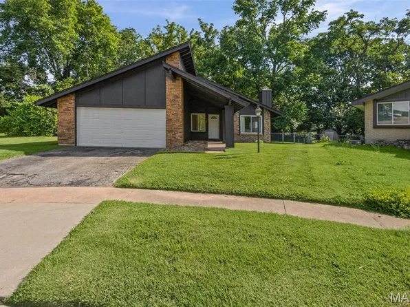 1284 Kew Gardens Dr, Florissant, MO 63031