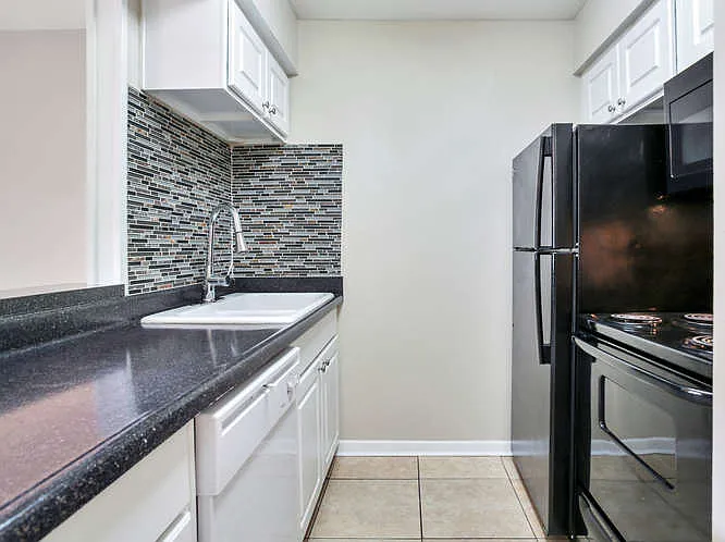 Chateau Apartments — Photo 41