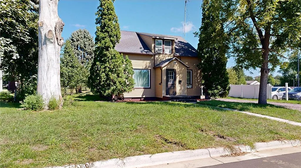 3 bed, 1.0 bath, 2032 sqft, $1,350 — Photo 1