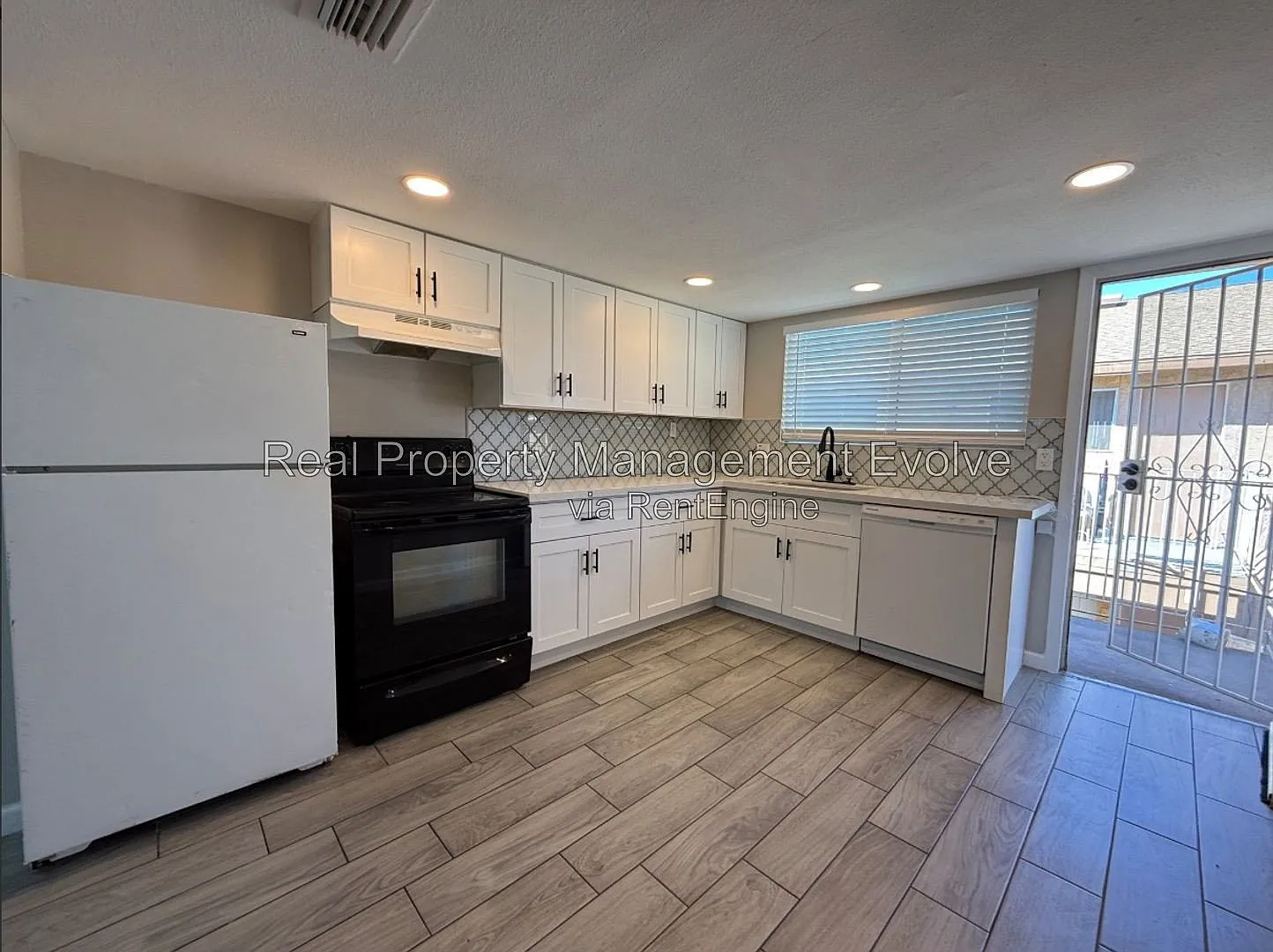 2 bed, 1.0 bath, 955 sqft, $895 — Photo 2